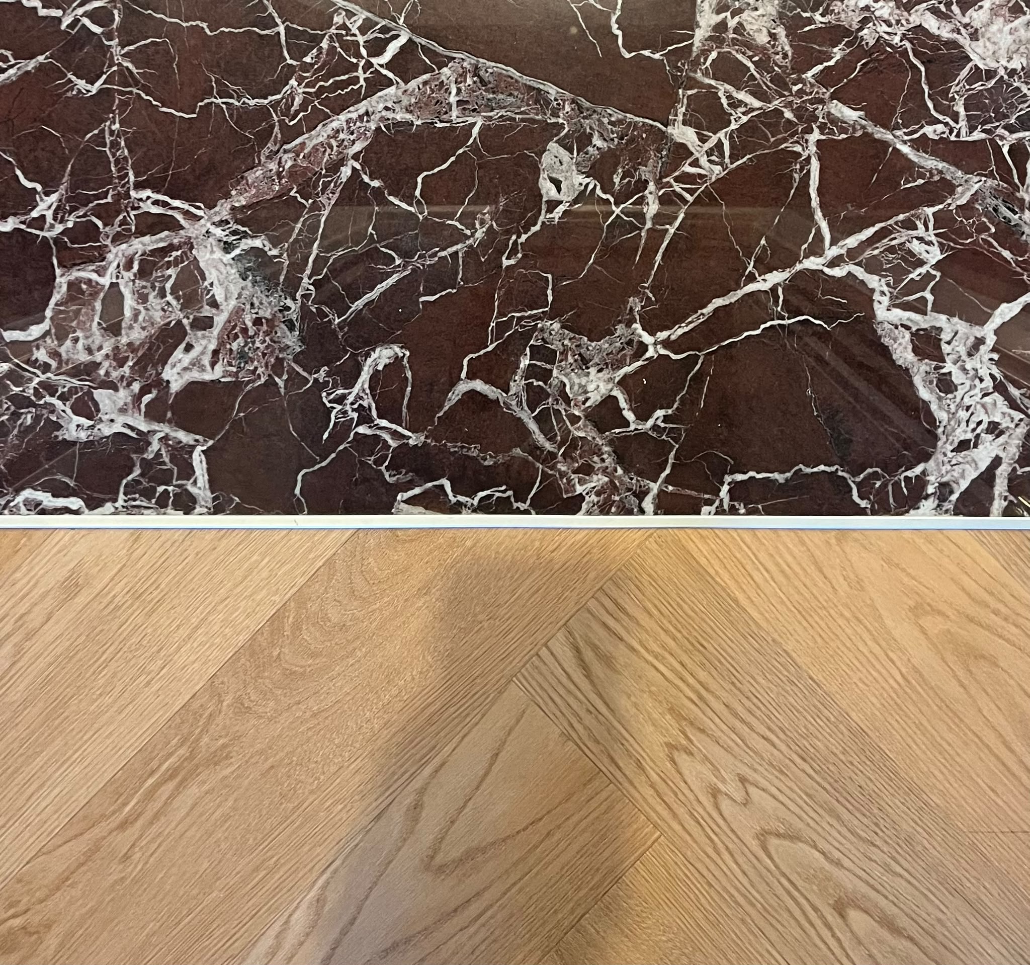 Incontro tra marmo rosso e parquet