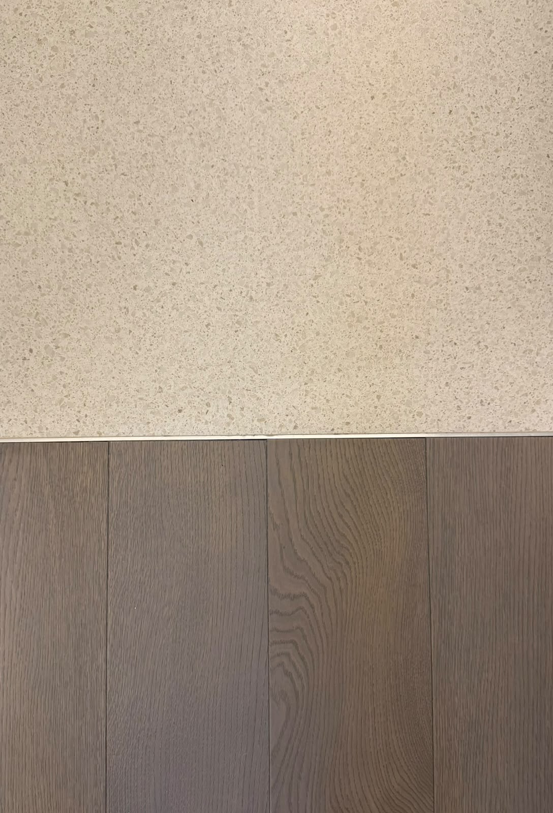 Dettaglio di pietra chiara e legno