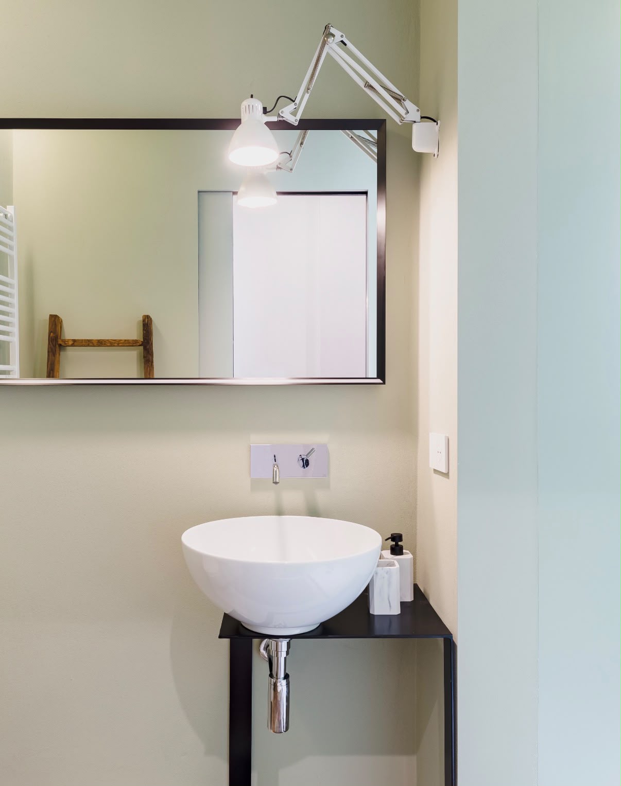Lavabo minimale e lampada orientabile