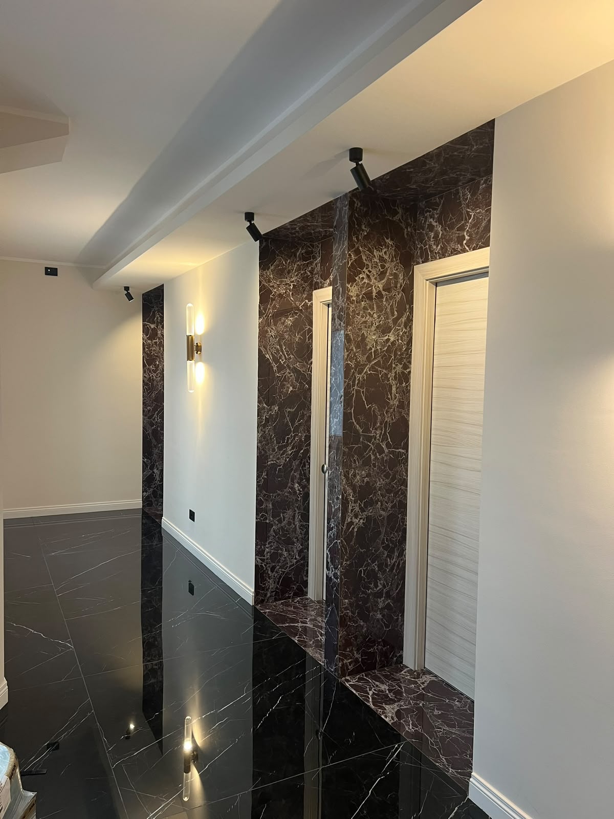 Ingresso rivestito in marmo rosso