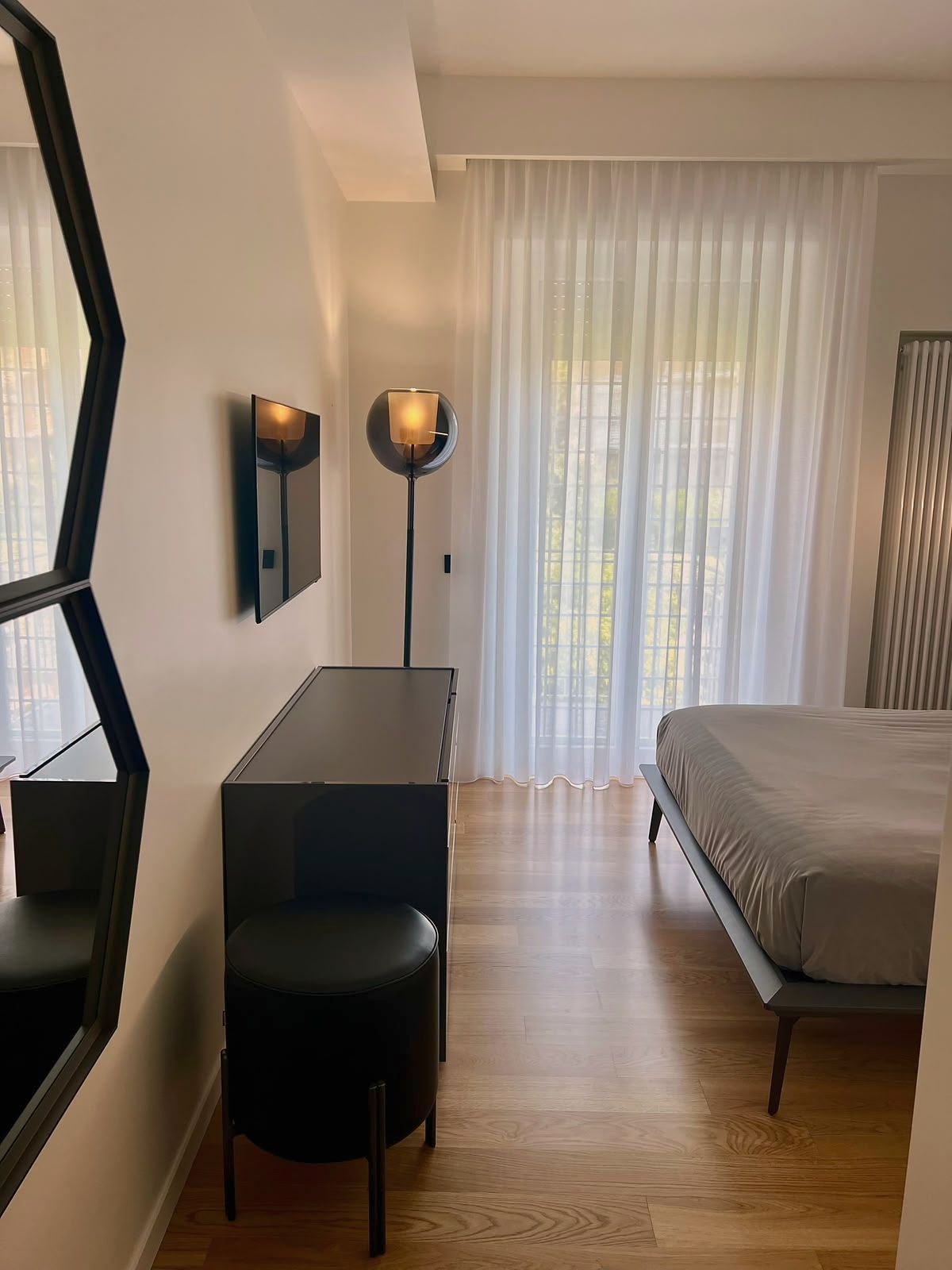 Camera da letto verso la finestra
