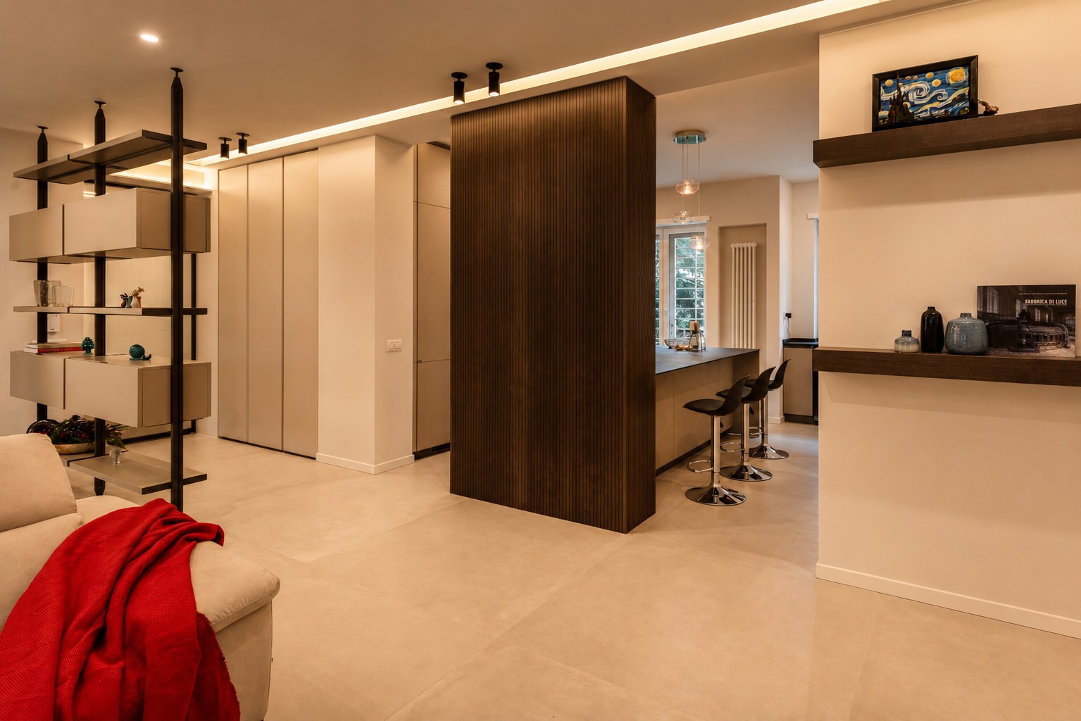 Elemento in legno e accesso alla cucina