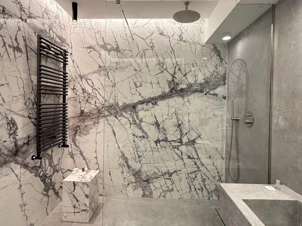 Bagno rivestito in marmo chiaro