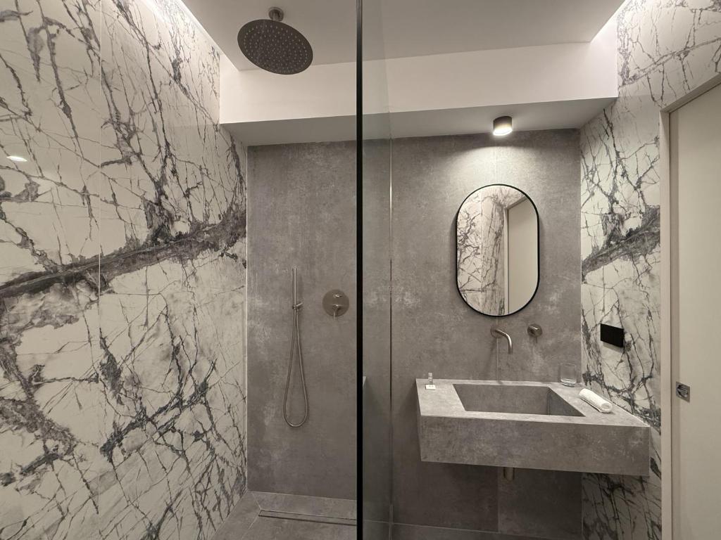 Lavabo e doccia della prima suite