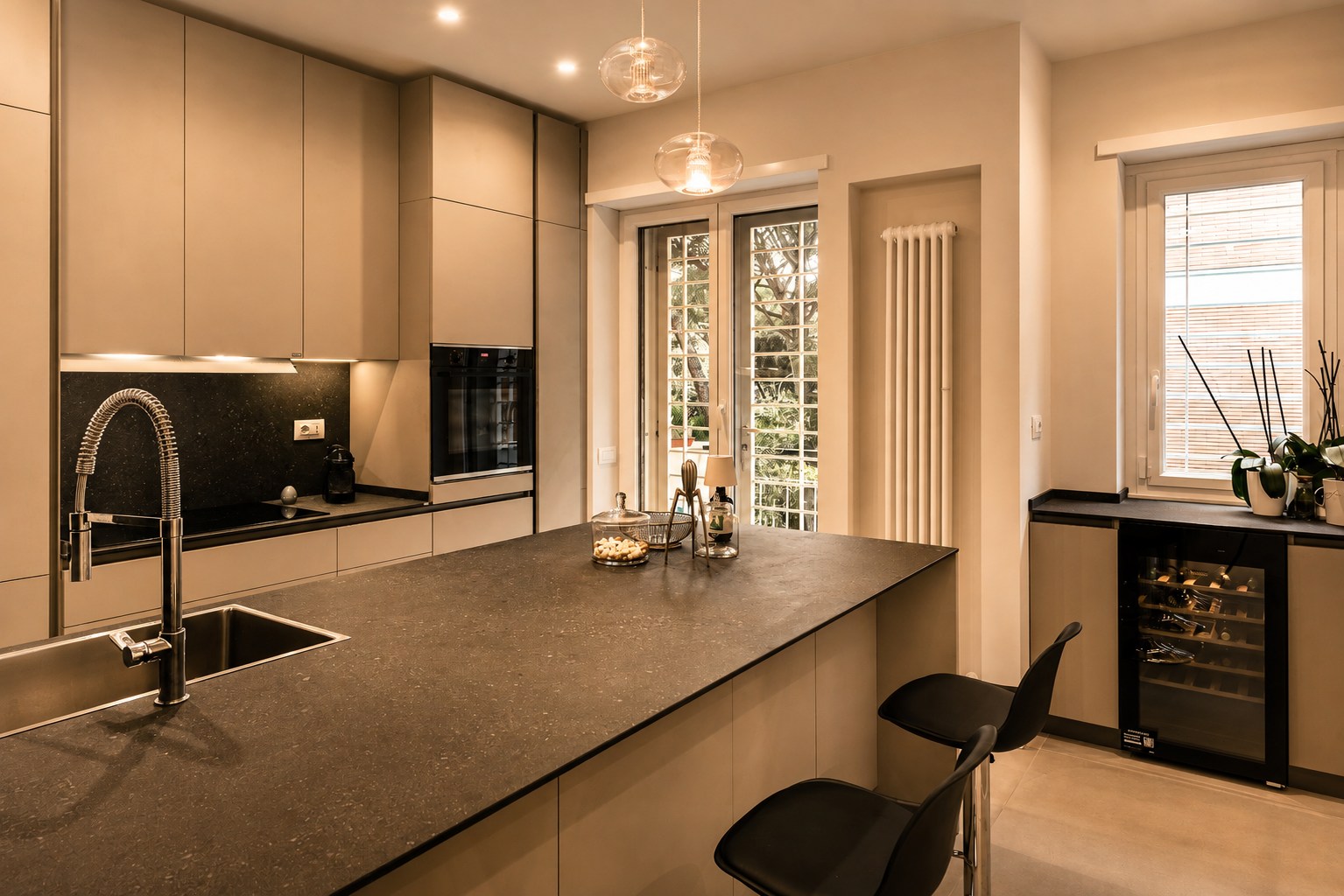 Cucina con isola e affaccio esterno