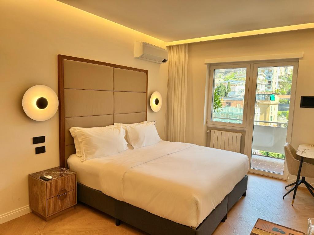 Suite con testata imbottita e luce perimetrale