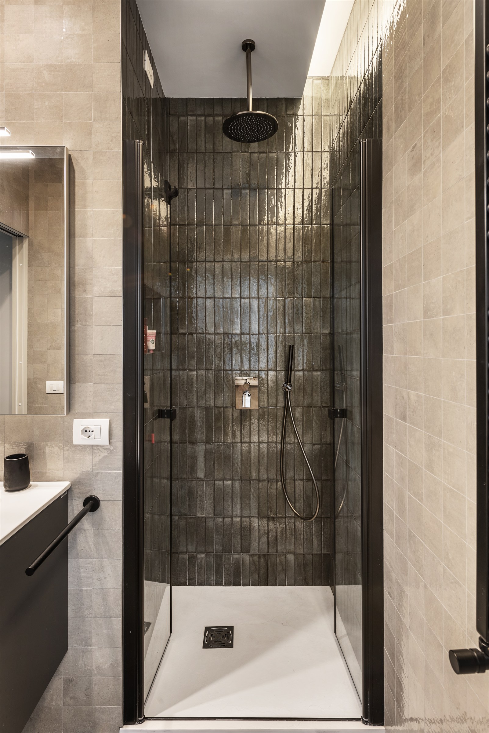 Doccia con rivestimento scuro
