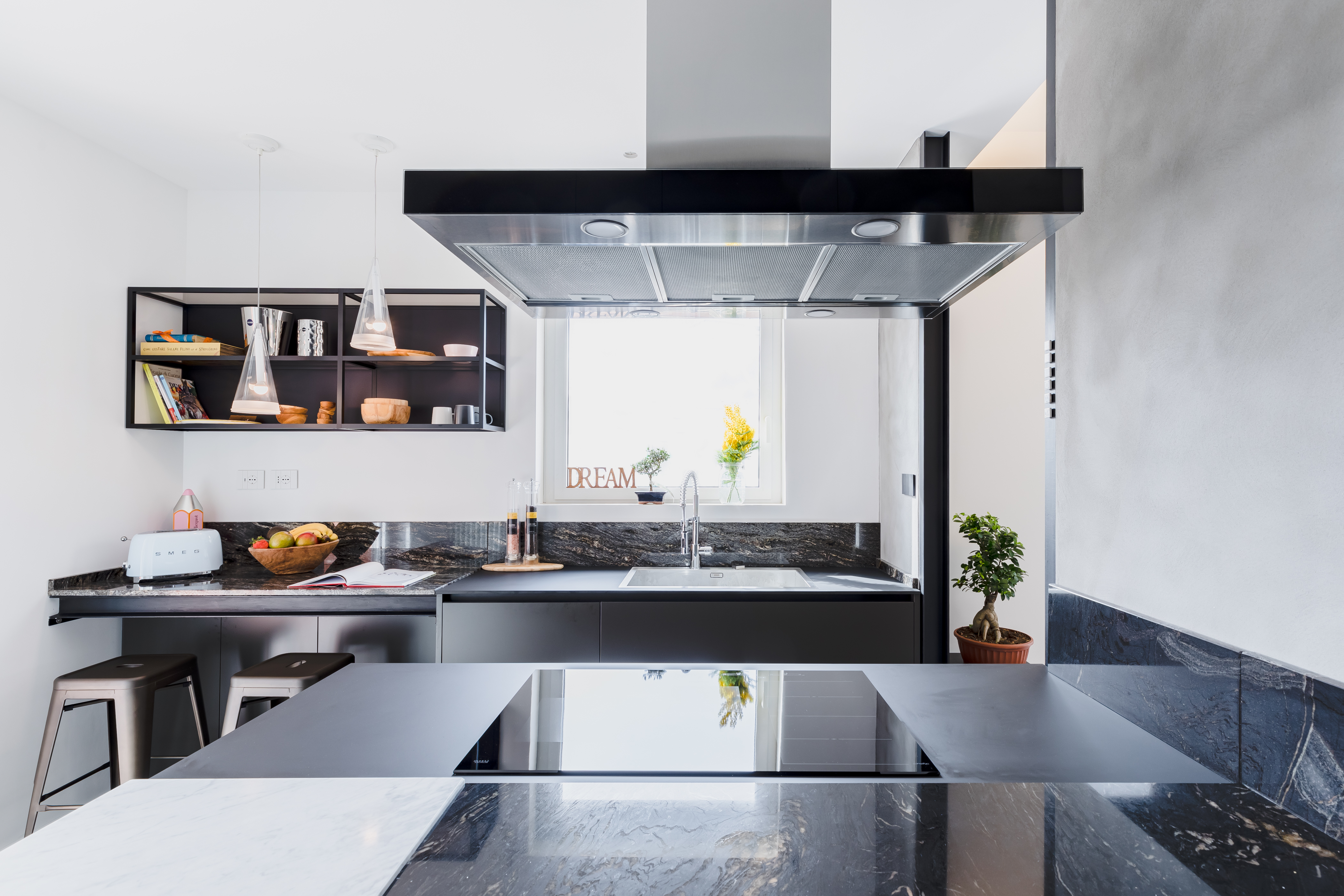 Cucina con isola e piani in pietra