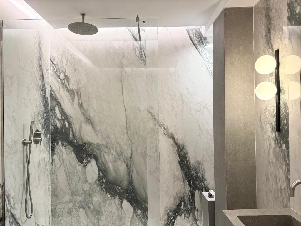 Doccia in marmo con illuminazione indiretta