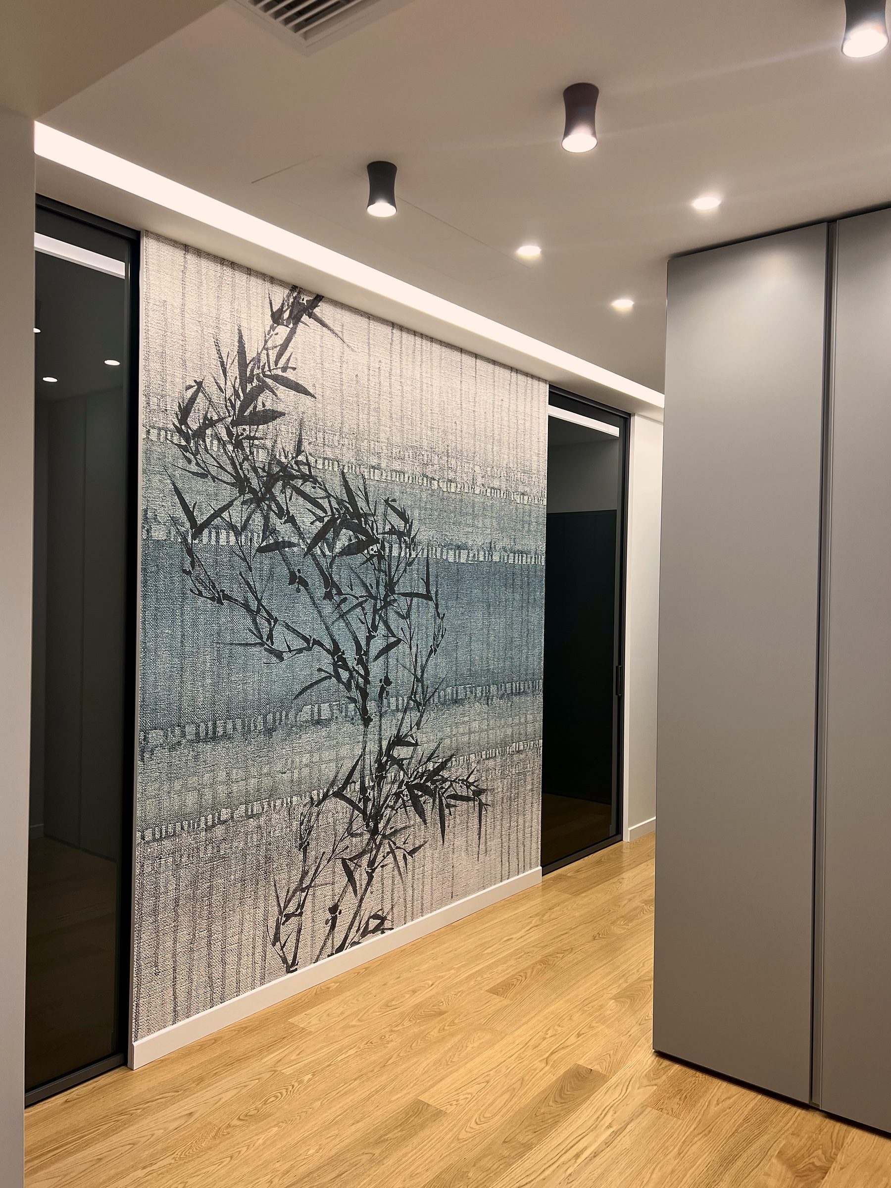 Corridoio con rivestimento decorativo