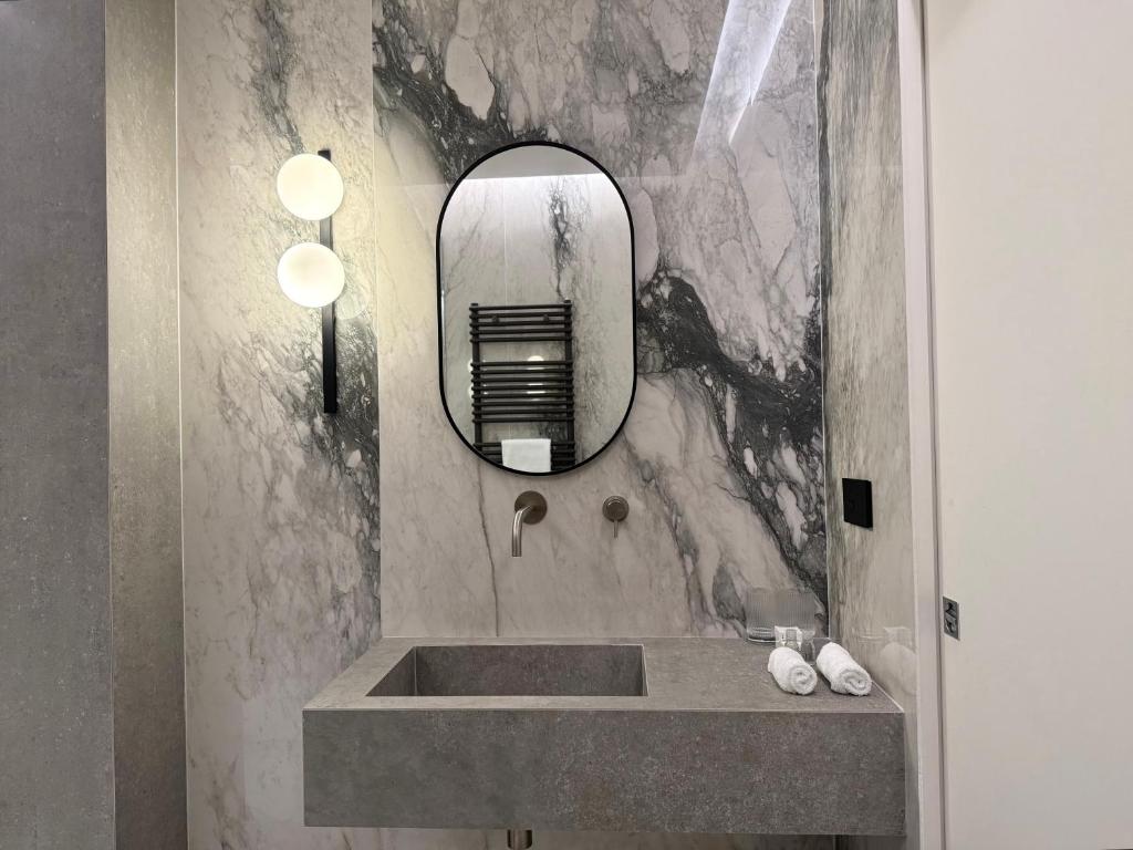 Lavabo monolitico e specchio