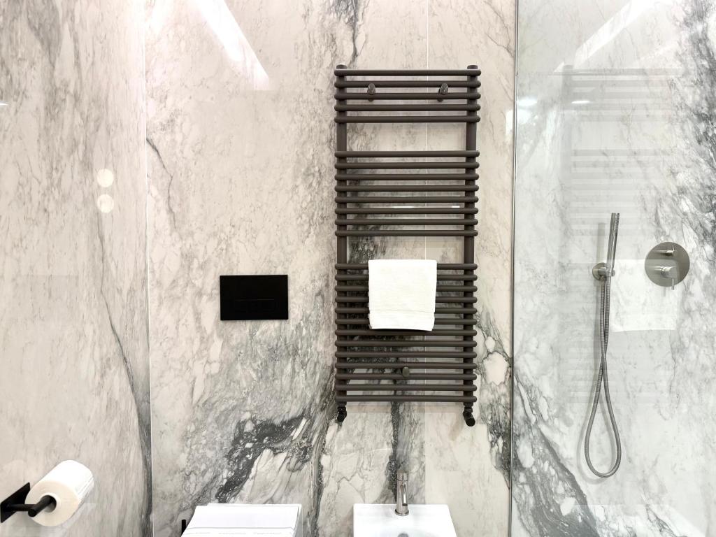 Scaldasalviette e rivestimento lapideo