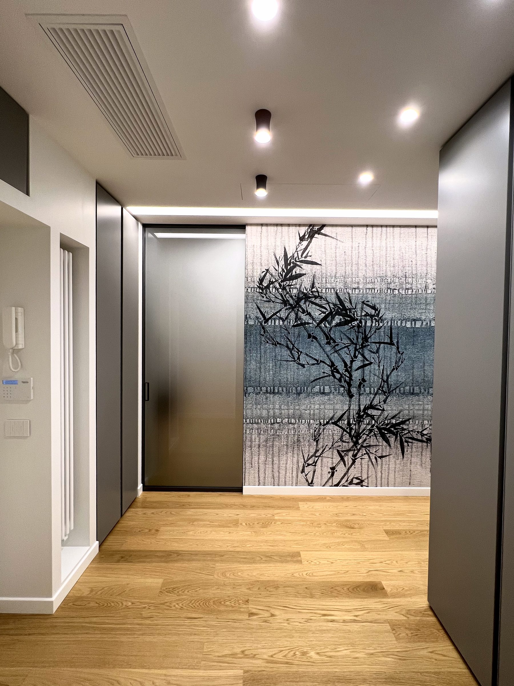 Ingresso con pannello decorativo