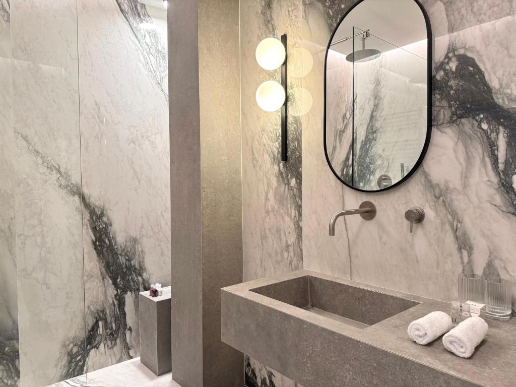 Lavabo e pareti in marmo