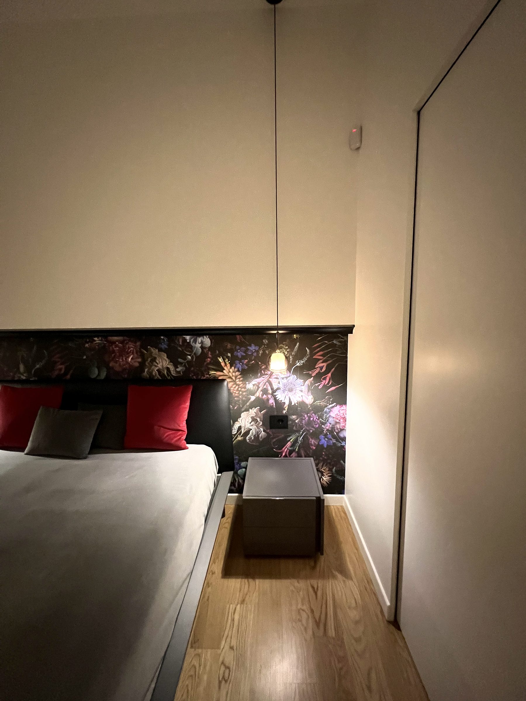 Comodino e testata della camera