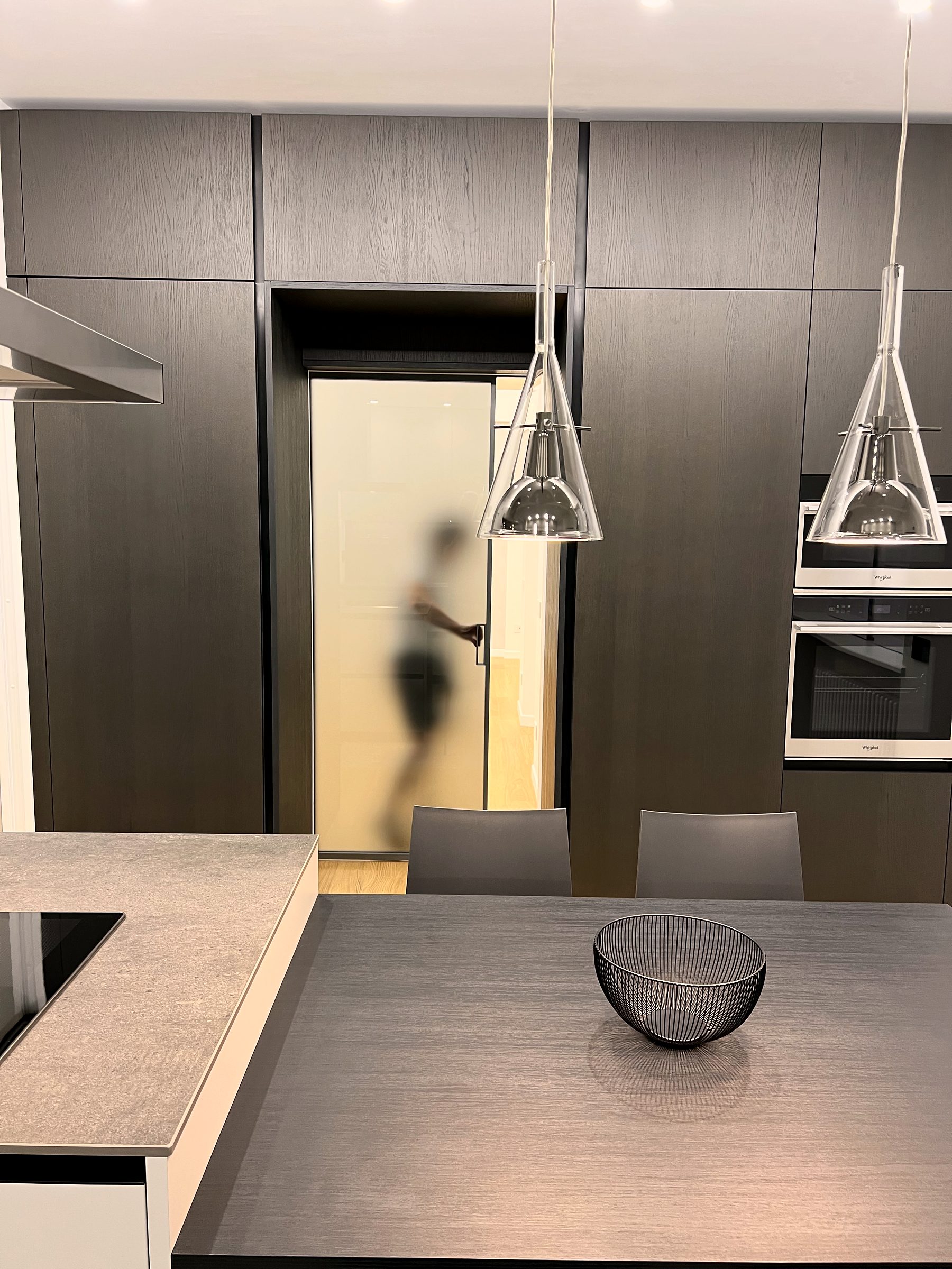 Cucina con falegnameria scura