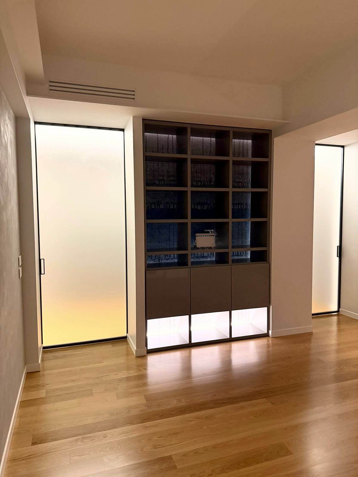 Libreria e porte in vetro fumé