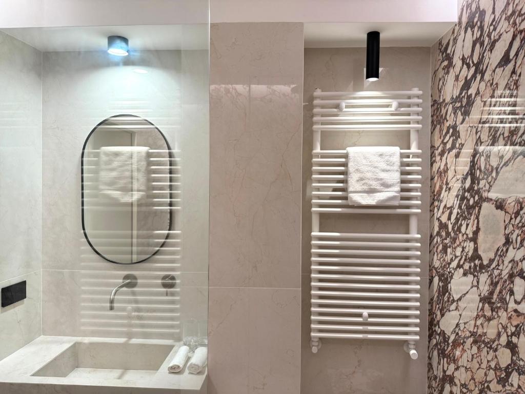Bagno chiaro con parete decorativa