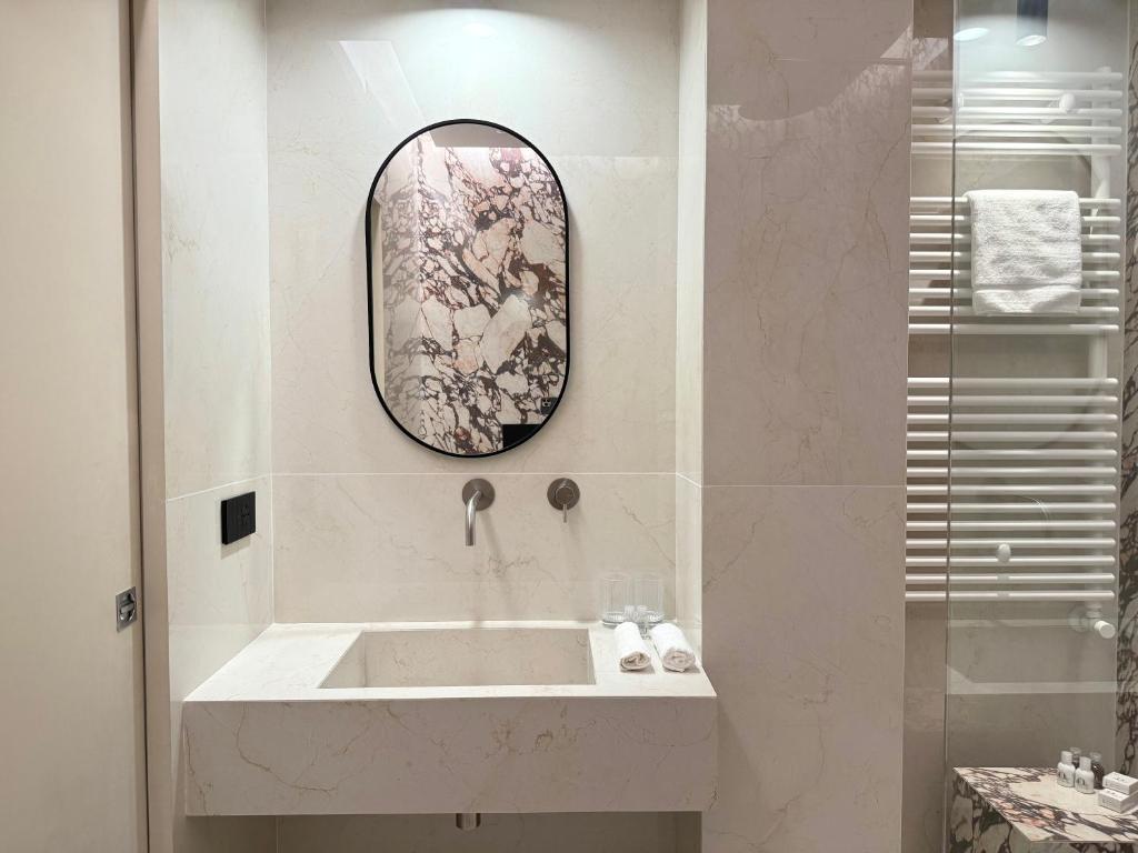 Lavabo integrato in pietra chiara