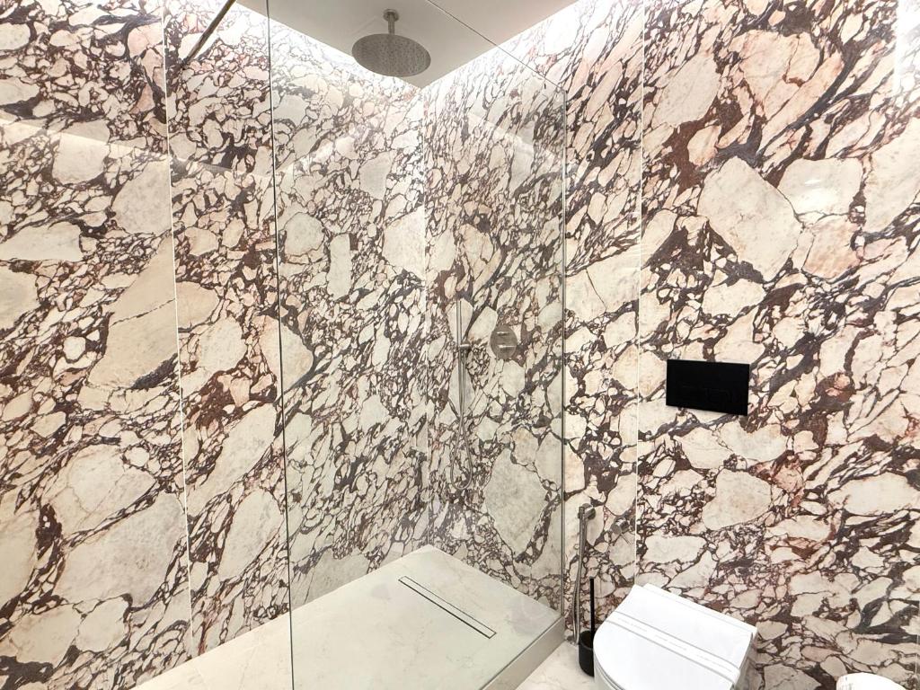 Bagno con doccia e rivestimento continuo