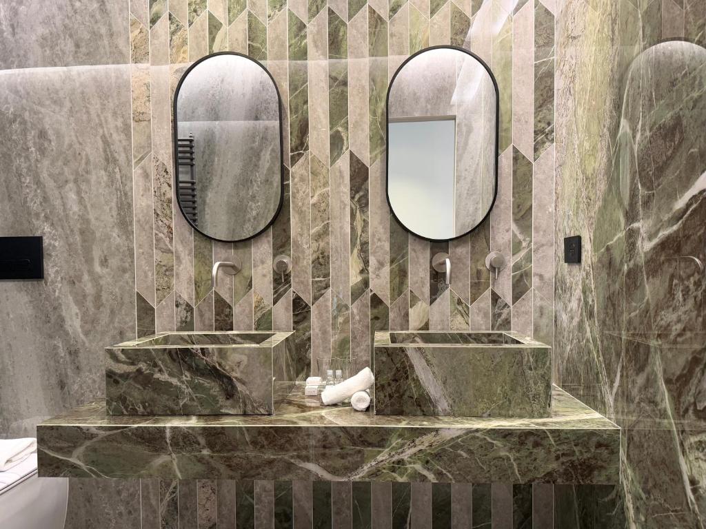 Doppio lavabo in marmo verde
