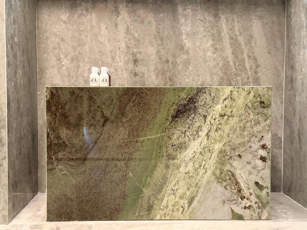 Dettaglio della vasca monolitica verde