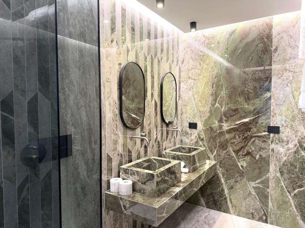 Vista complessiva del bagno verde